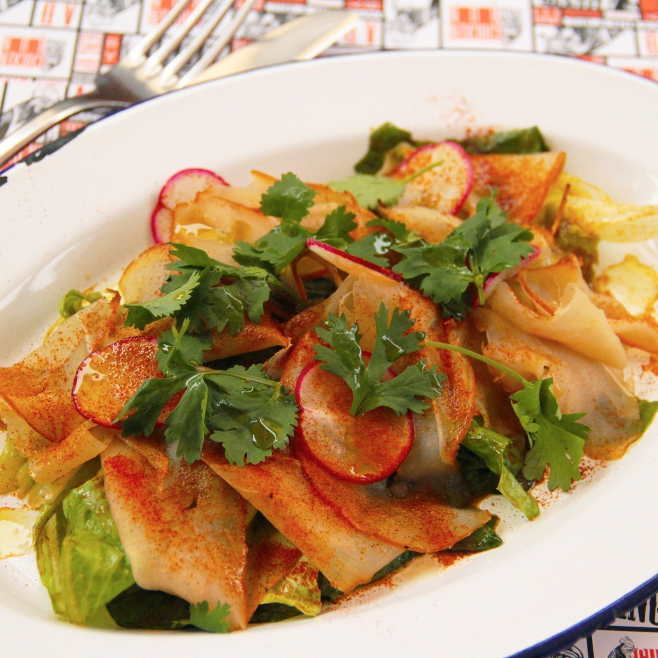 Салат с карпаччо из копченой куриной грудки от Chicken Run