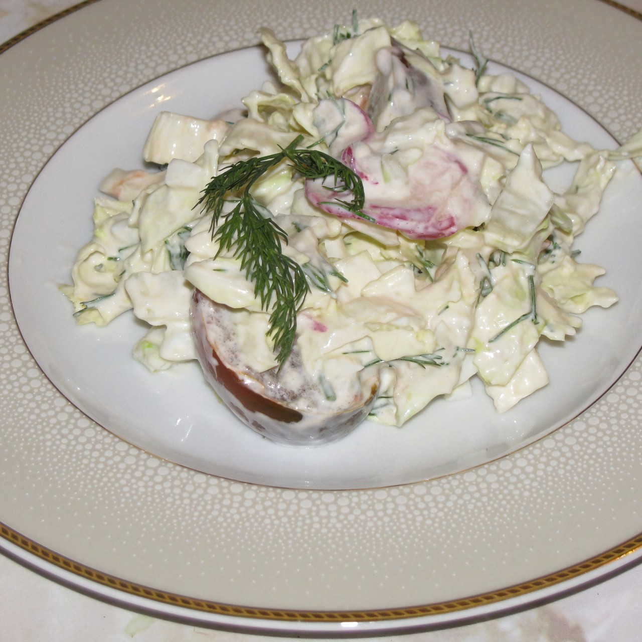 Салат с китайской капустой, редисом и сметаной