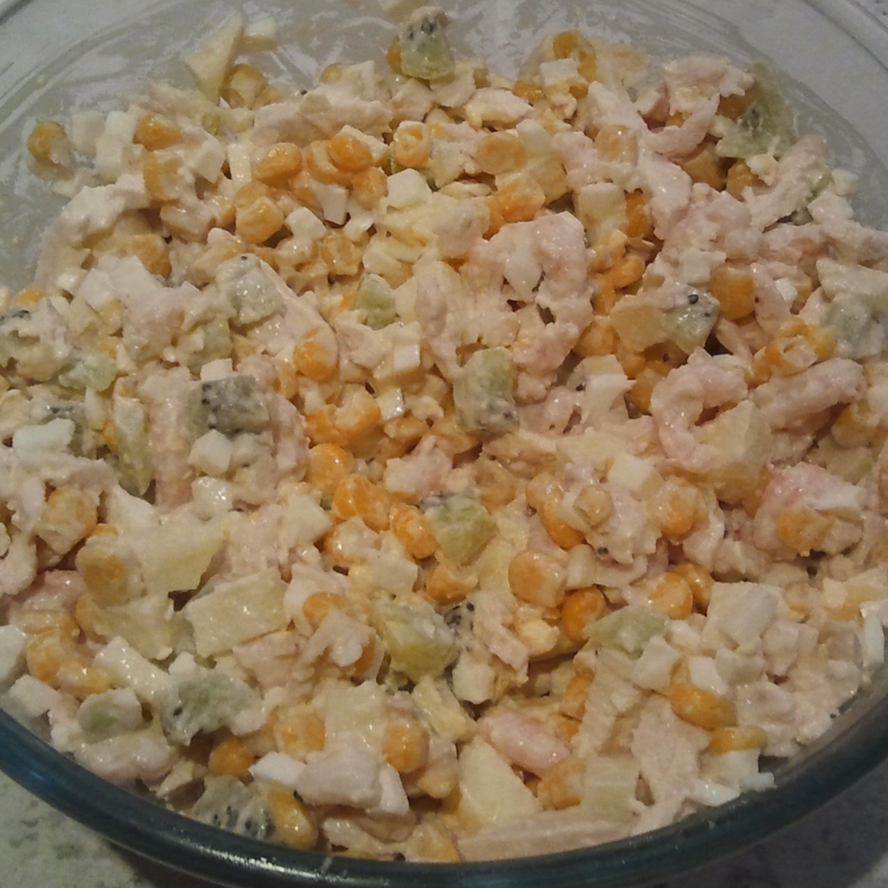 Салат с киви и креветками