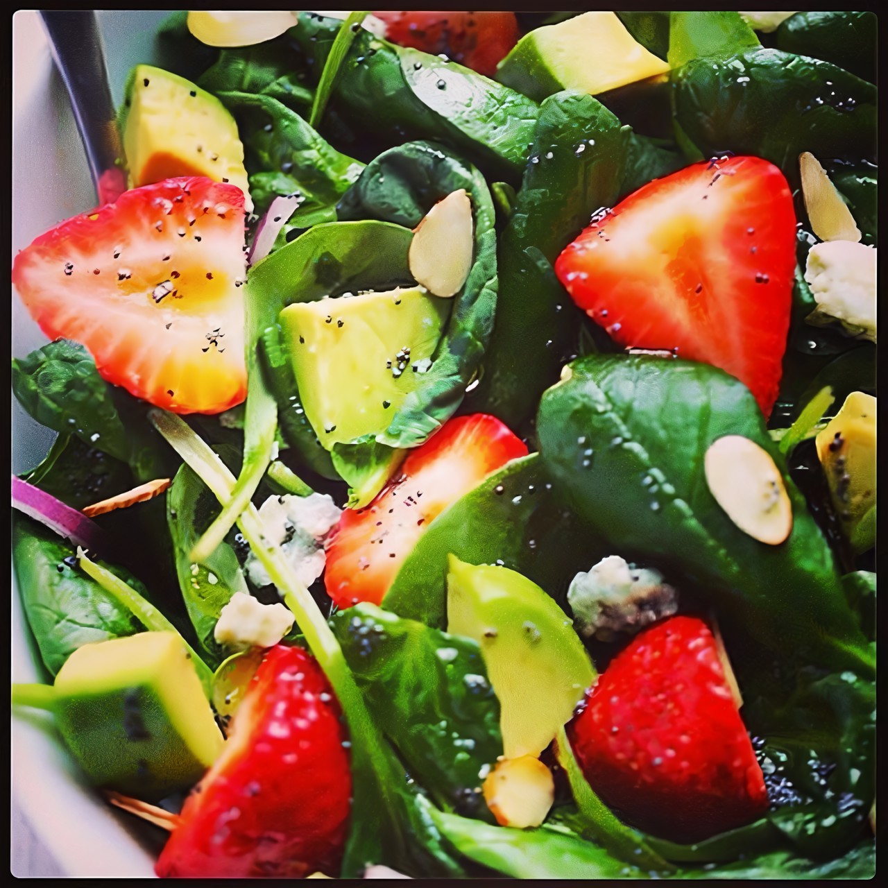 Салат с клубникой, авокадо и шпинатом