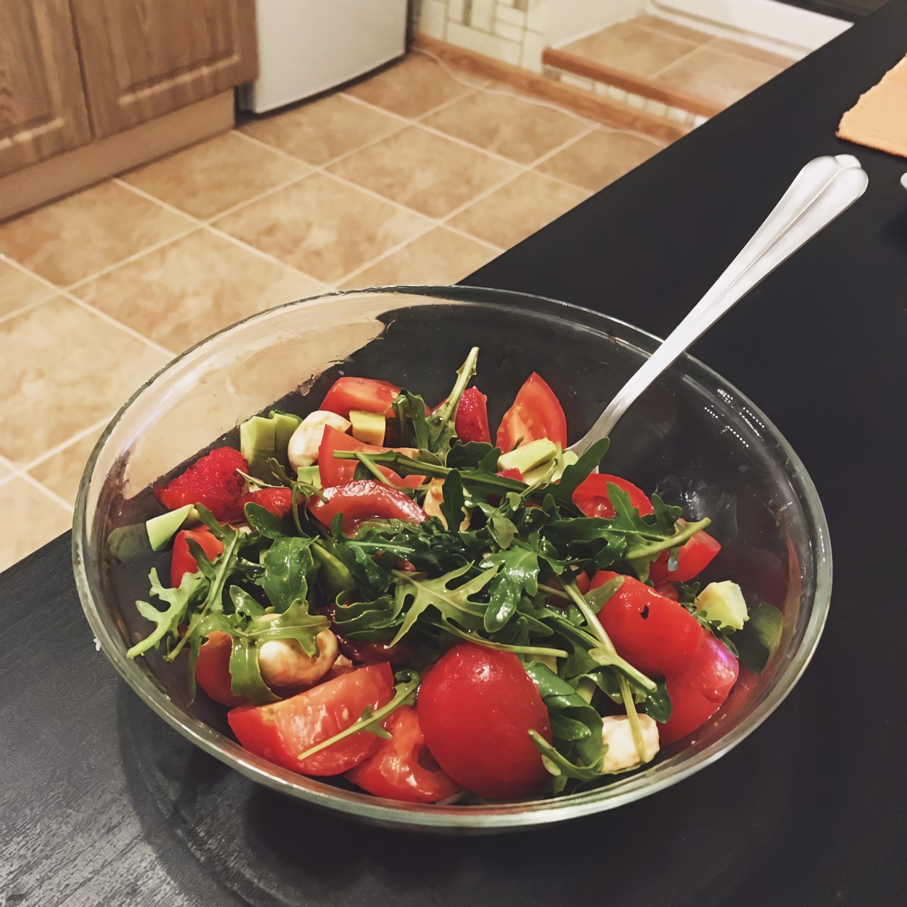 Салат с клубникой и авокадо