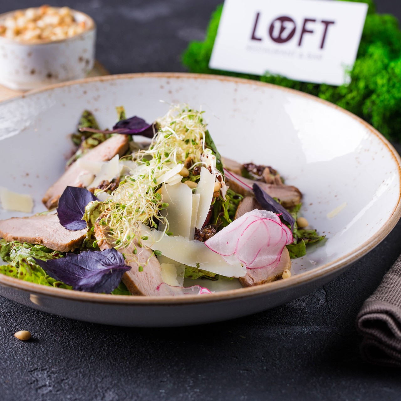 Салат с копченой уткой и сыром