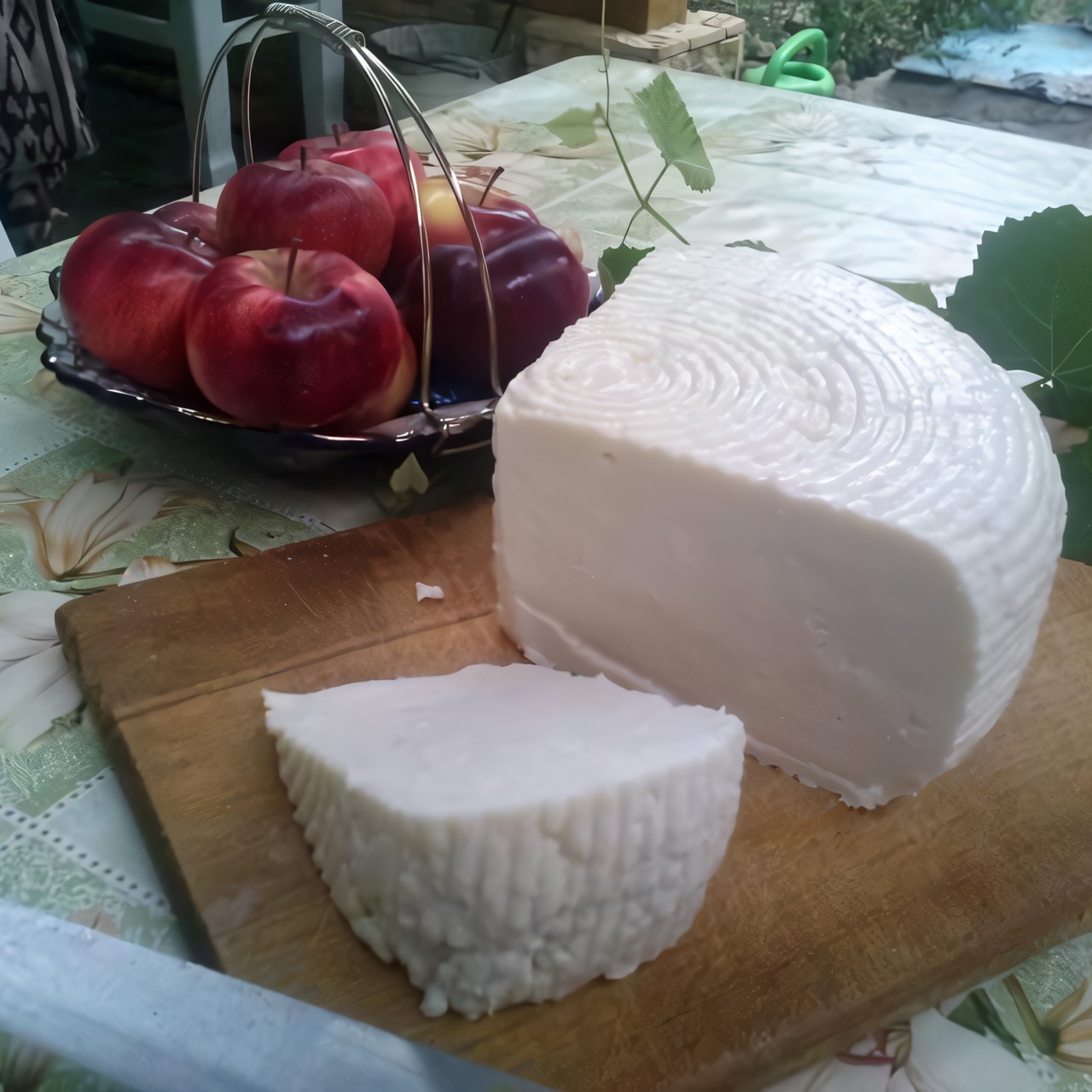 Салат с крабовым мясом и помидорами черри «Адыгейский»