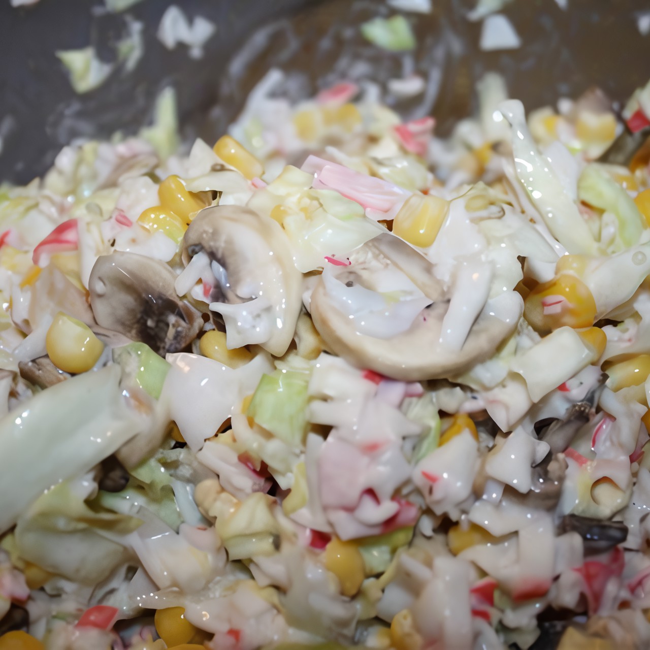 Салат с крабовыми палочками, капустой и грибами