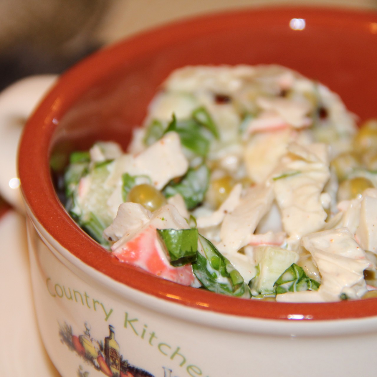 Салат с крабовыми палочками, огурцом и зеленым горошком