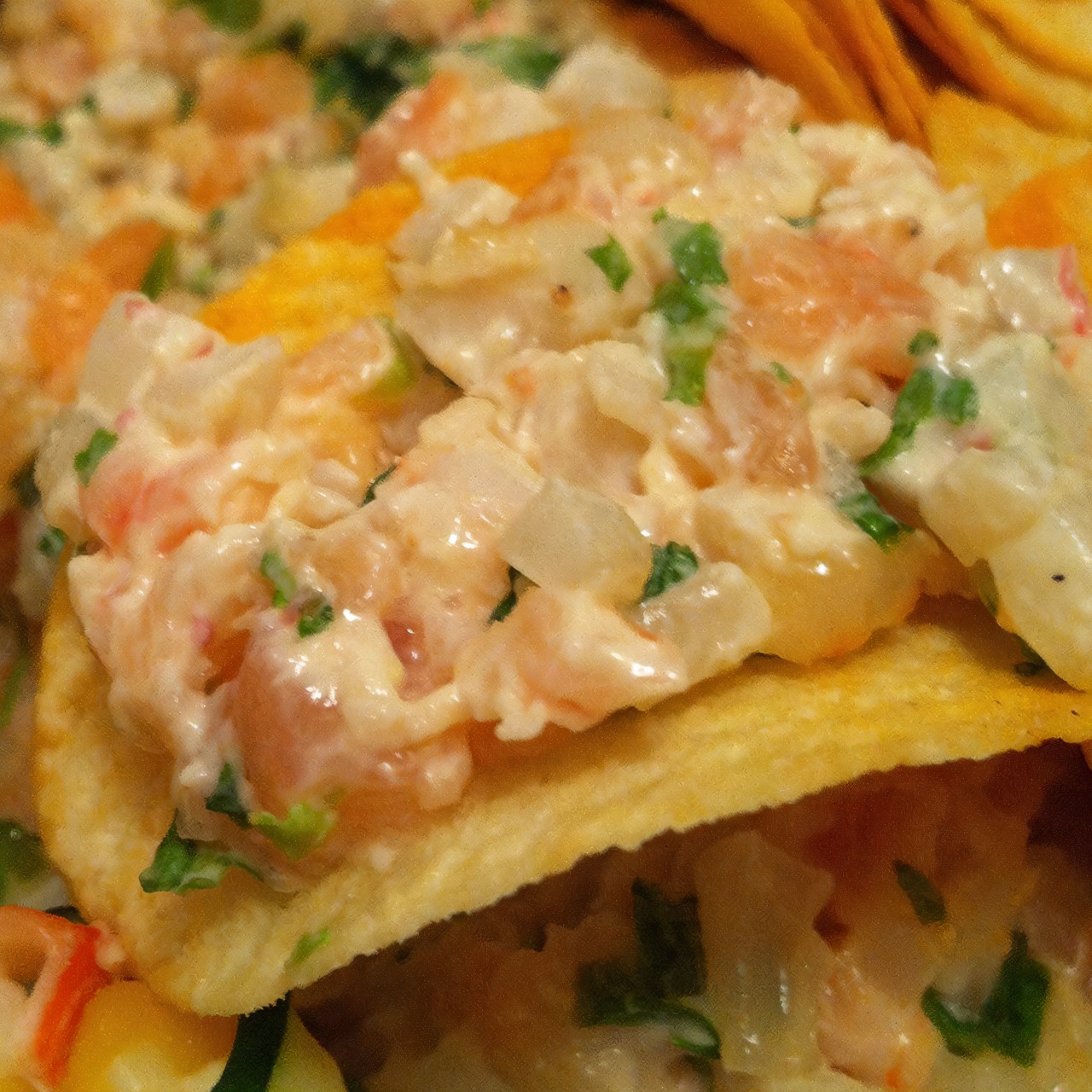 Салат с креветками, кальмарами и семгой на чипсах