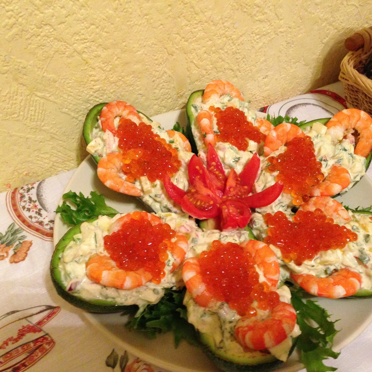 Салат с креветками в лодочках из авокадо