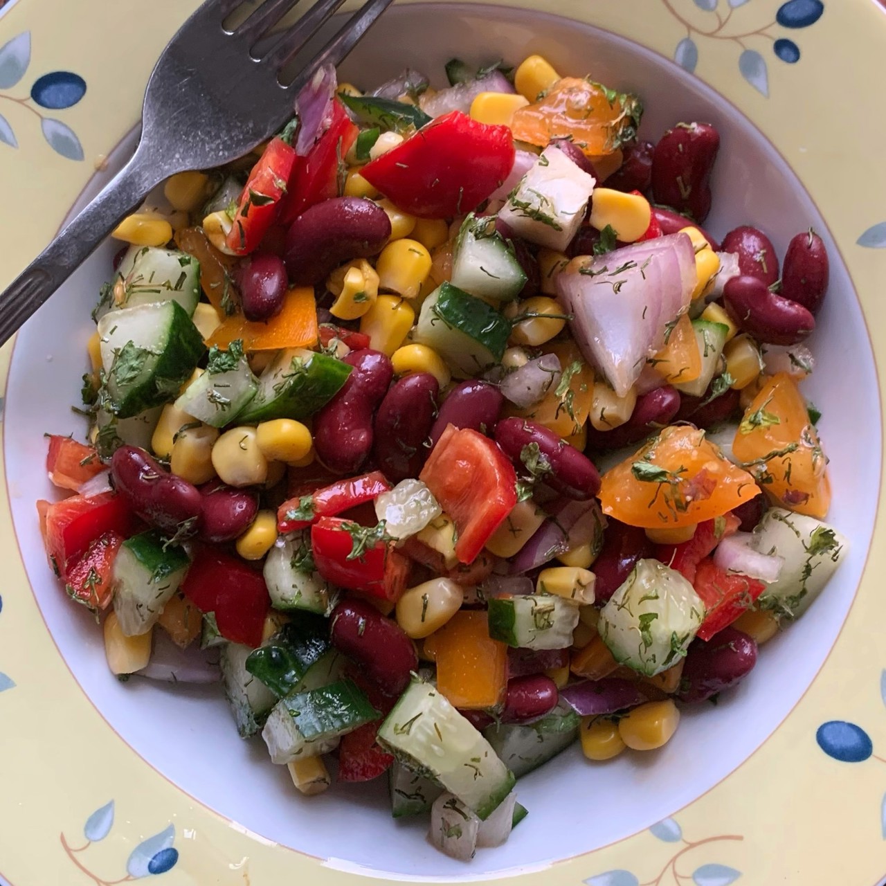 Салат с кукурузой и красной фасолью