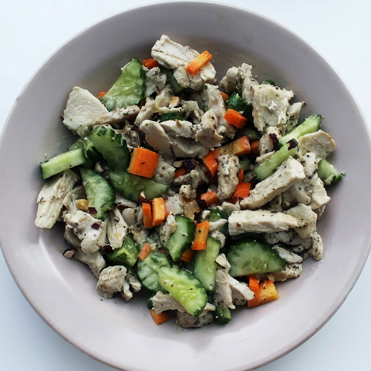 Салат с курицей и горько-сладкой заправкой