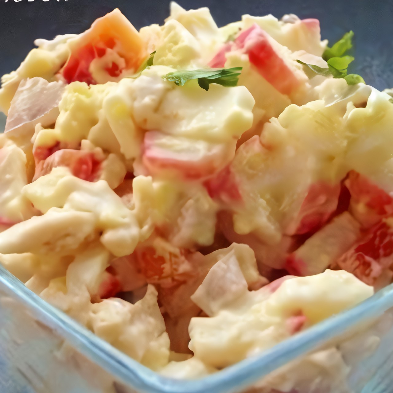 Салат с курицей, крабовыми палочками и сладким перцем