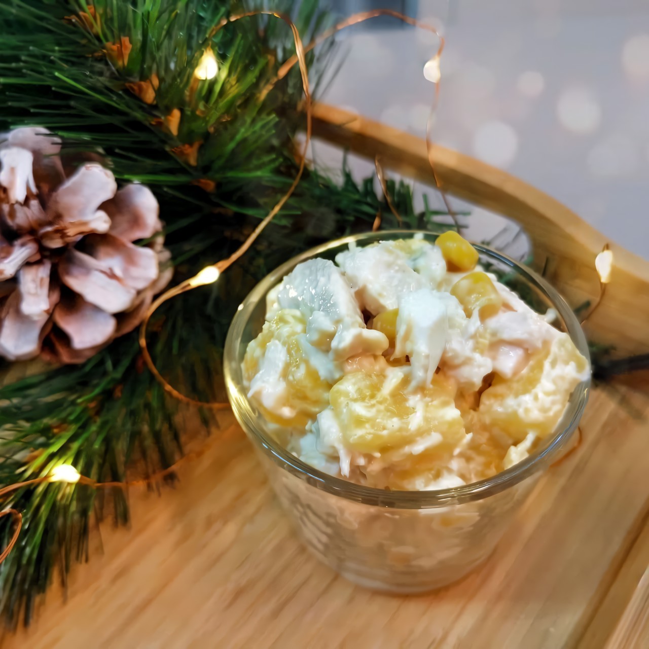 Салат с курицей, сыром и ананасами