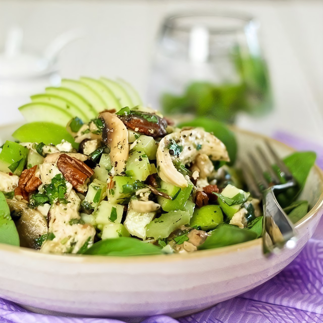 Салат с курицей, зеленым яблоком и фетой