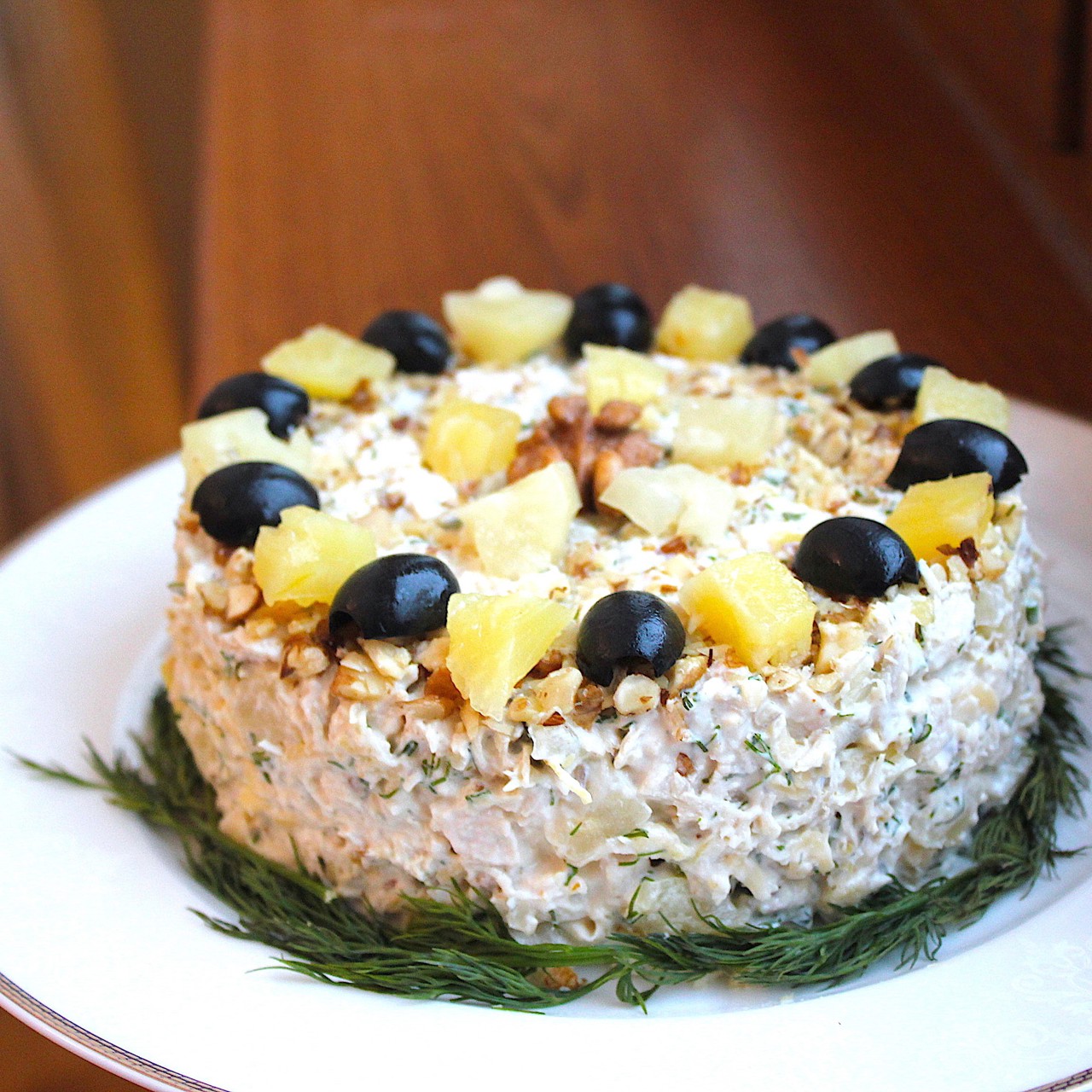 Салат с курицей и ананасами «Пикантный»