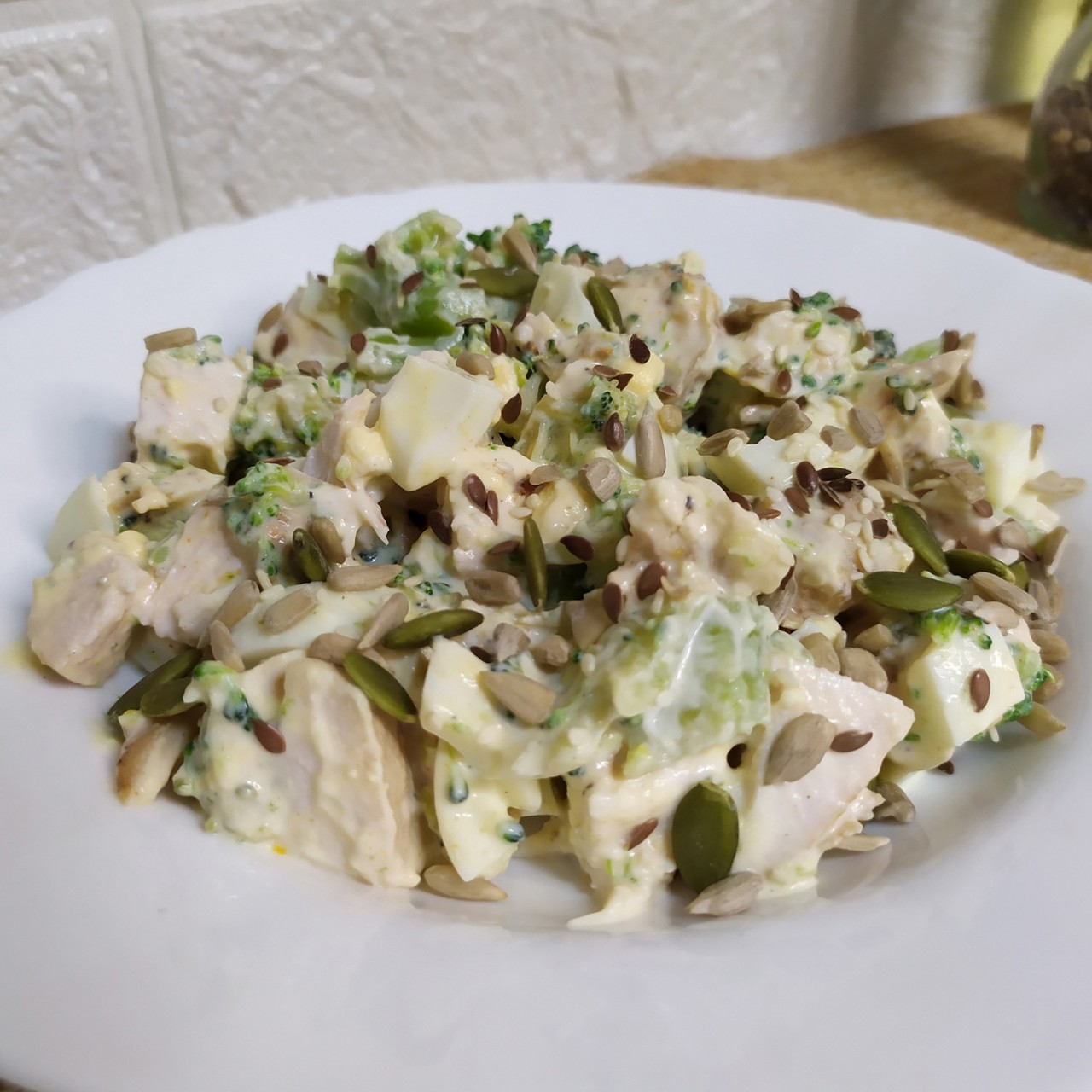 Салат с курицей и брокколи