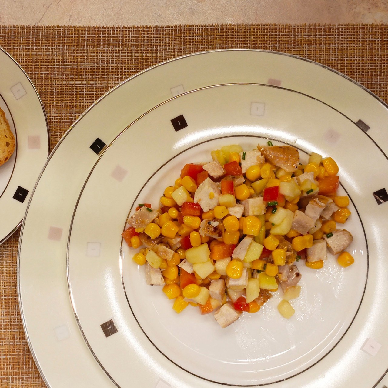 Салат с курицей, кукурузой и сладким перцем