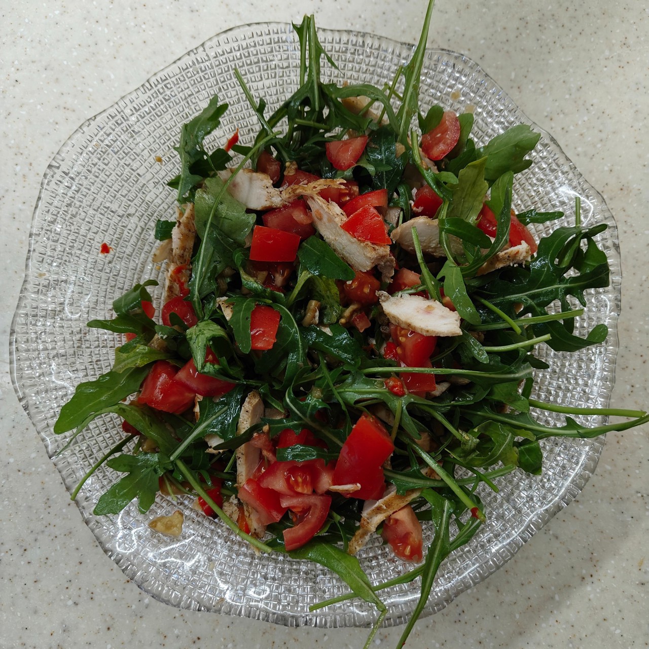 Салат с курицей, печеными баклажанами, перцем и руколой