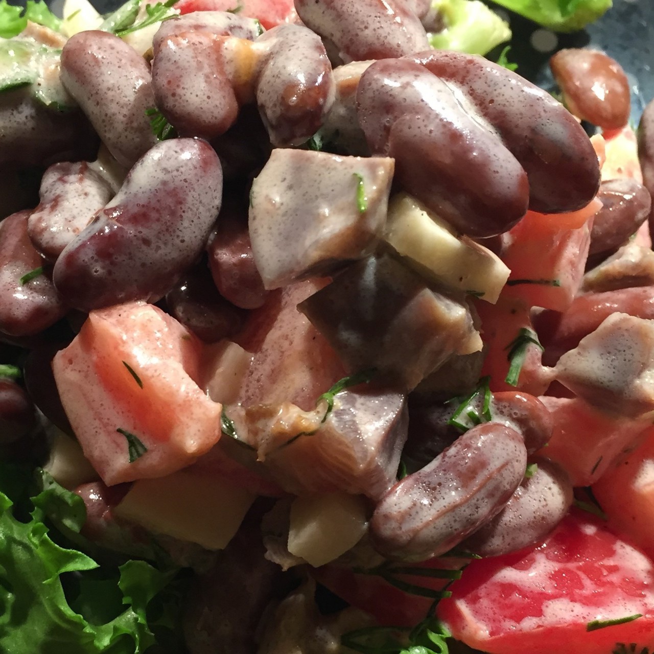 Салат с куриными желудками и фасолью