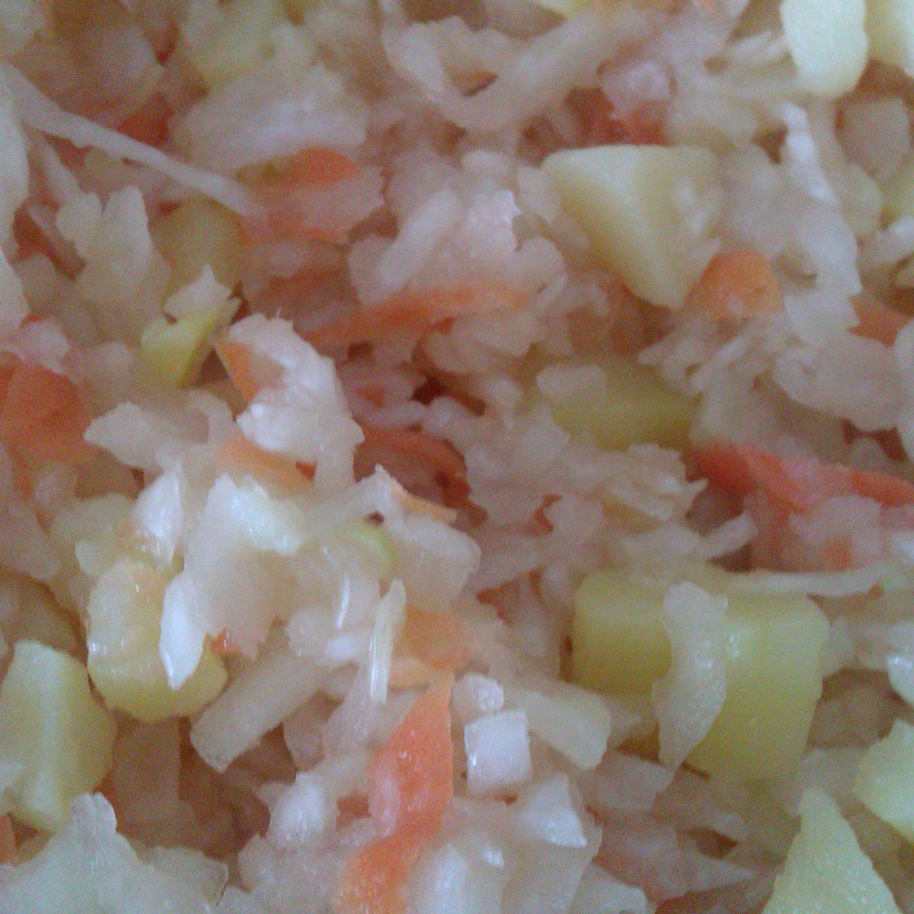 Салат с квашеной капустой и отварным картофолем