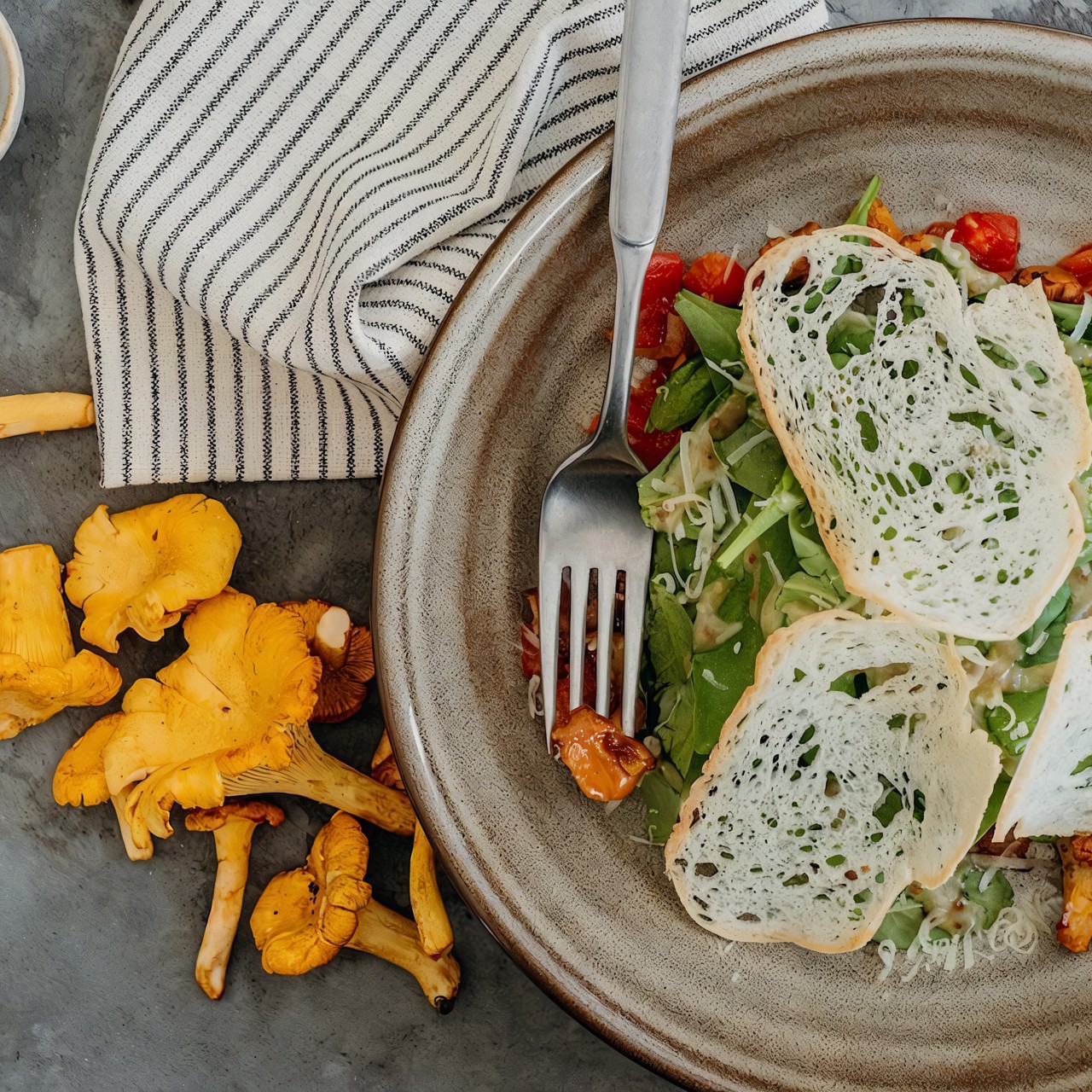 Салат с лисичками и беконом