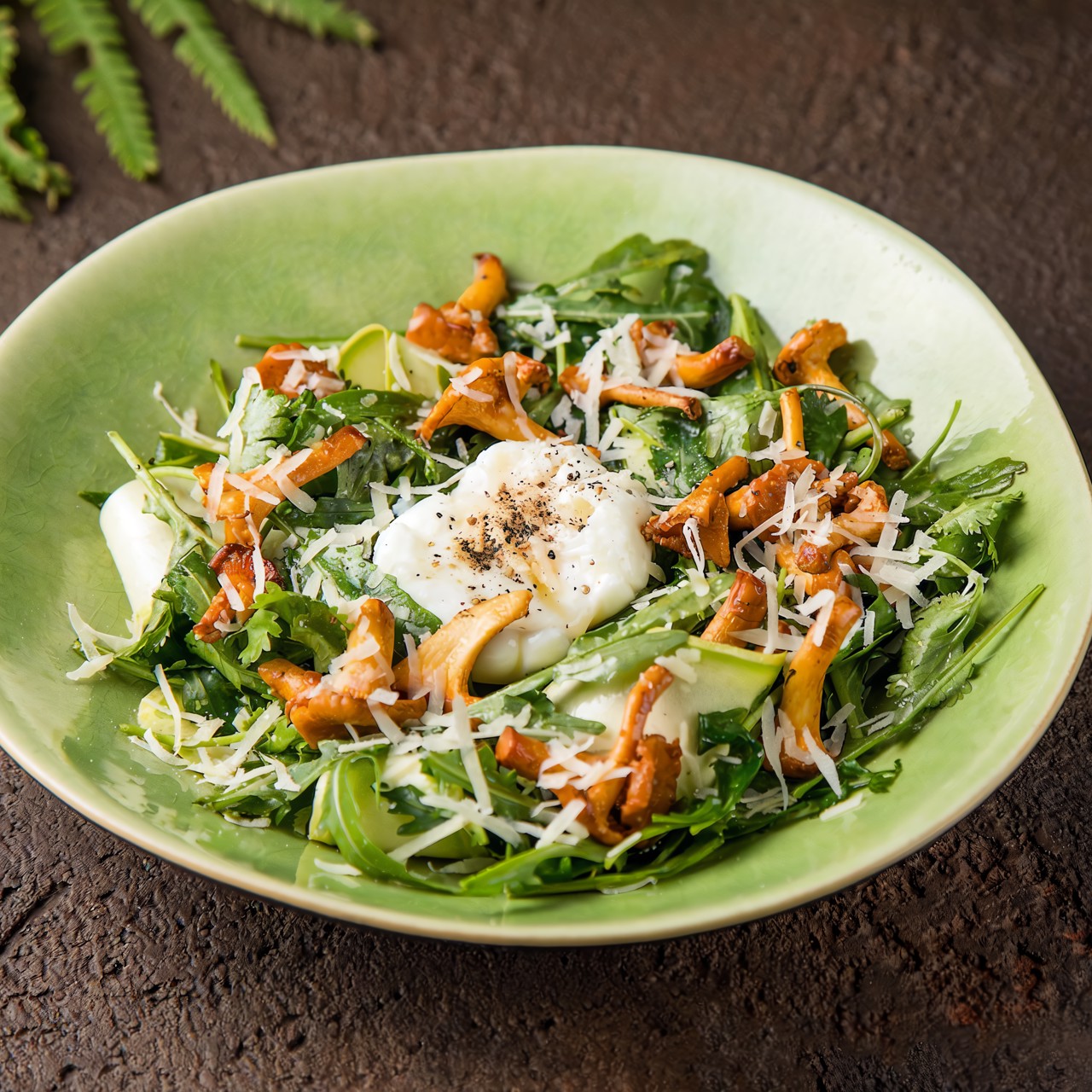 Салат с лисичками, руколой и яйцом пашот