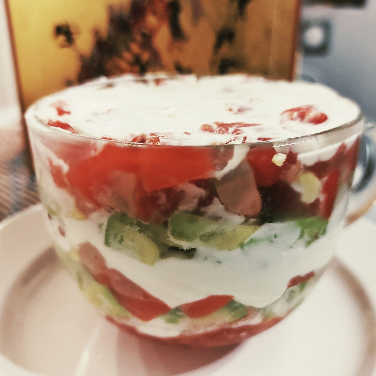 Салат с лососем, красной икрой и сливочным сыром (Сouches graisseuses)