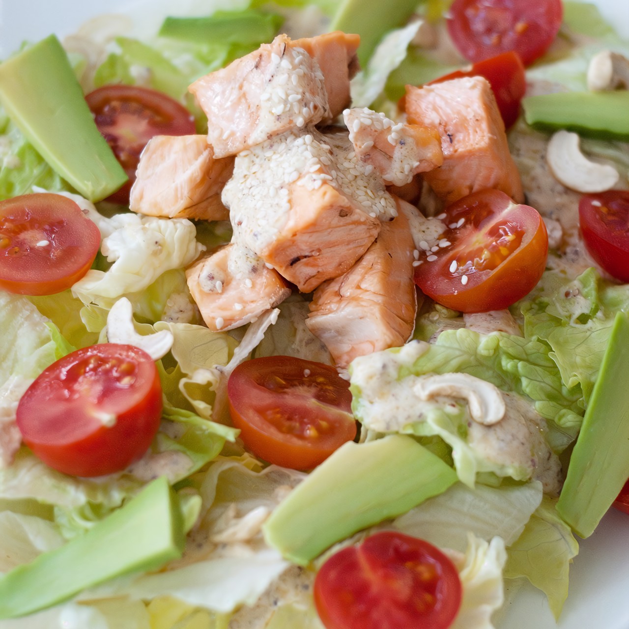 Салат с лососем в острой заправке