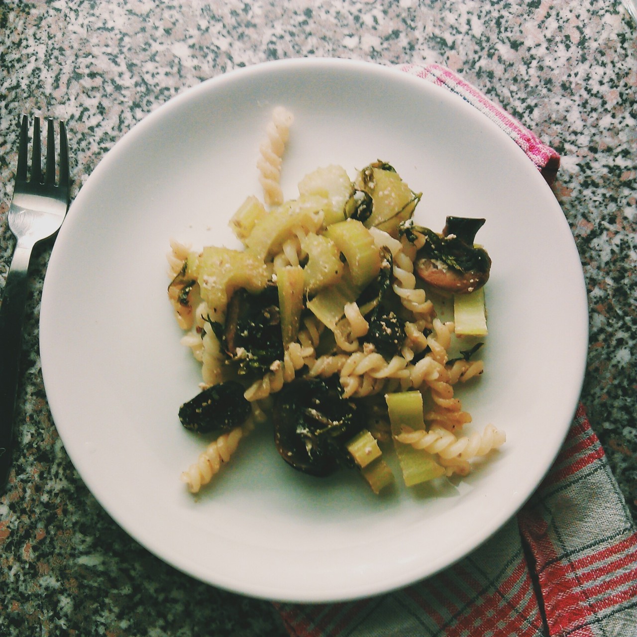 Салат с макаронами, сельдереем и грибами