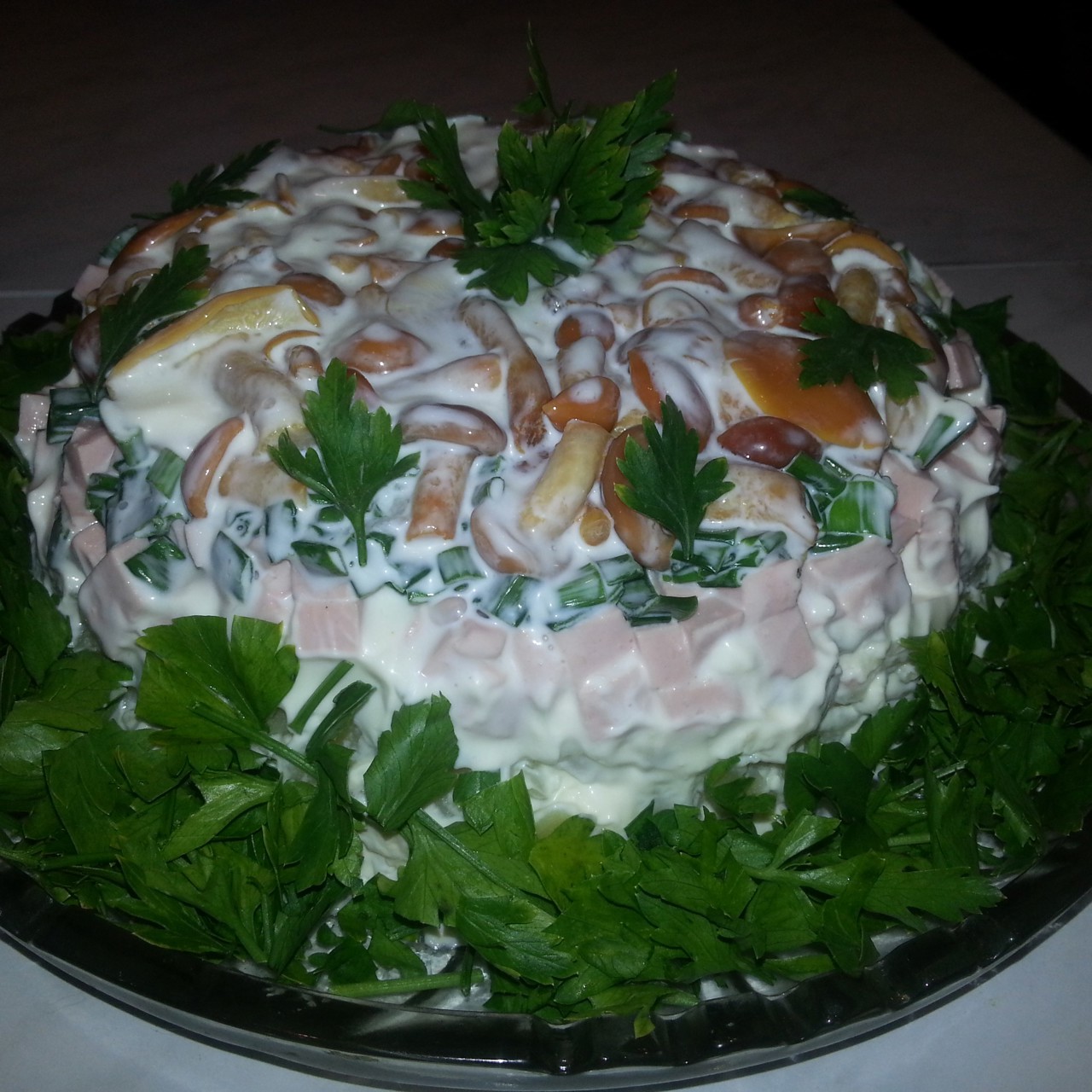 Салат с маринованными опятами и колбасой