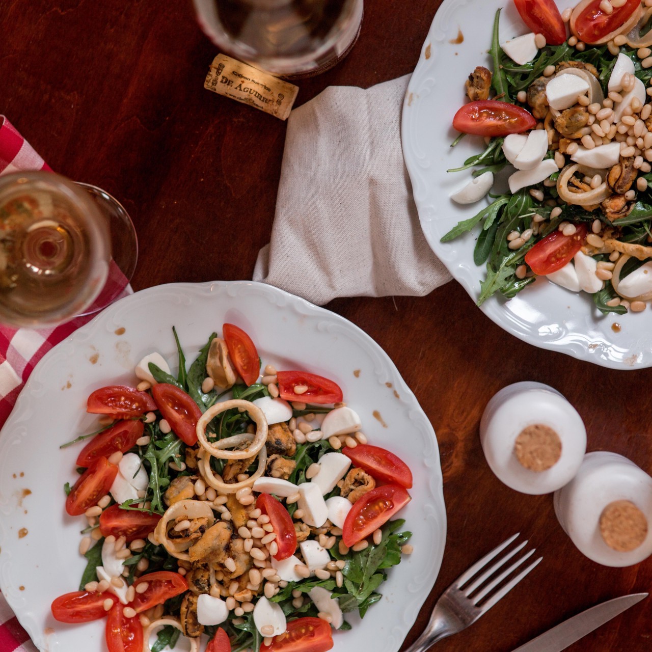 Салат с мидиями и кедровыми орешками