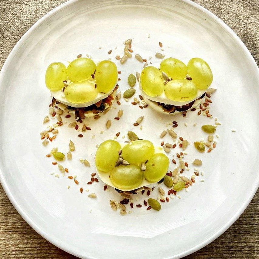 Салат с мидиями, сыром и виноградом