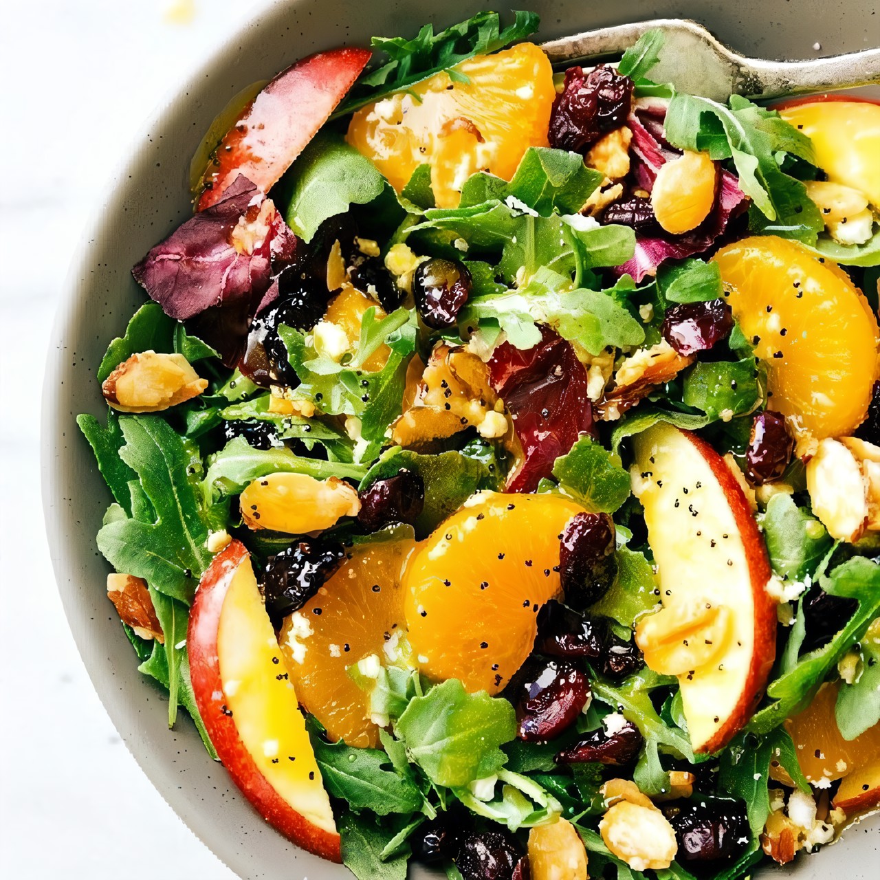 Салат с миндалем, мандаринами,  яблоками и апельсиновой заправкой и маком