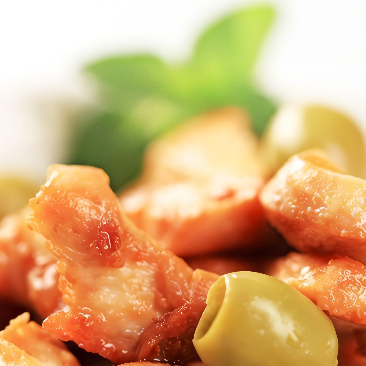 Салат с мясом со свинных ножек, оливками и чесноком