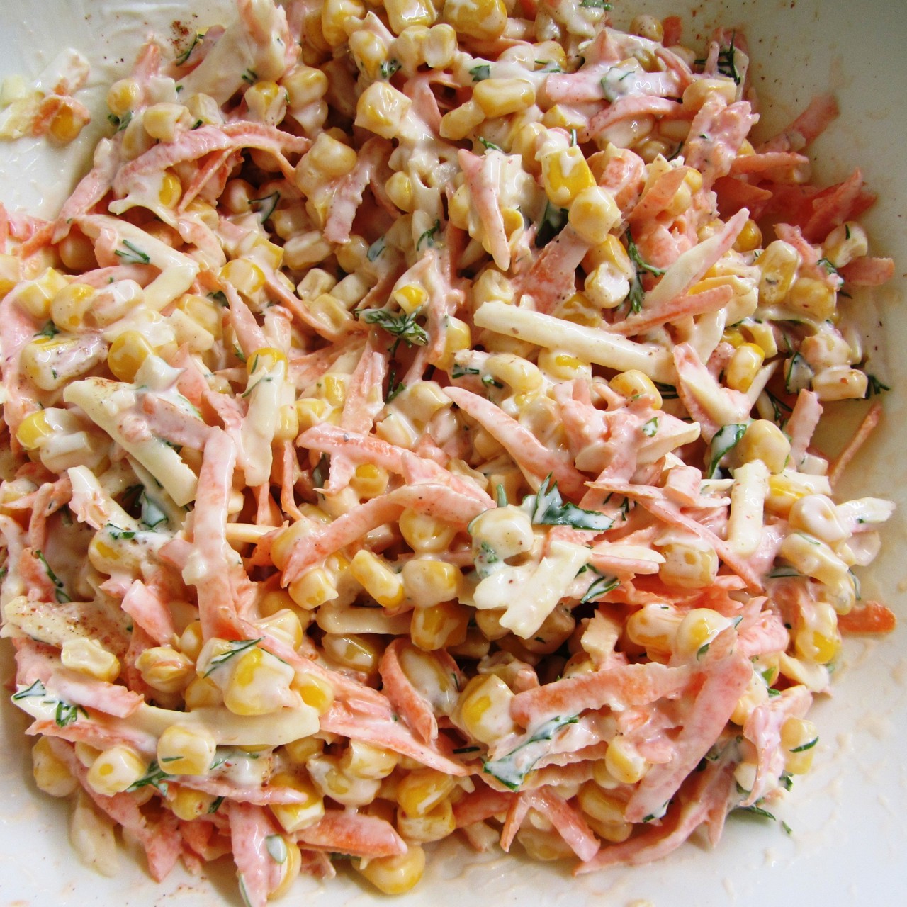 Салат с морковью, сыром и кукурузой