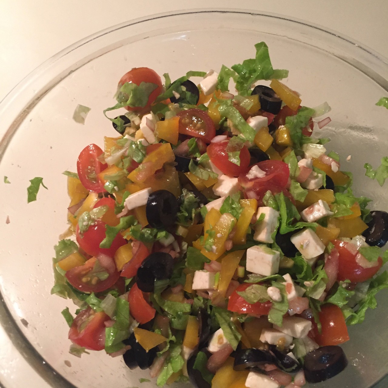 Салат с мягким сыром и маслинами