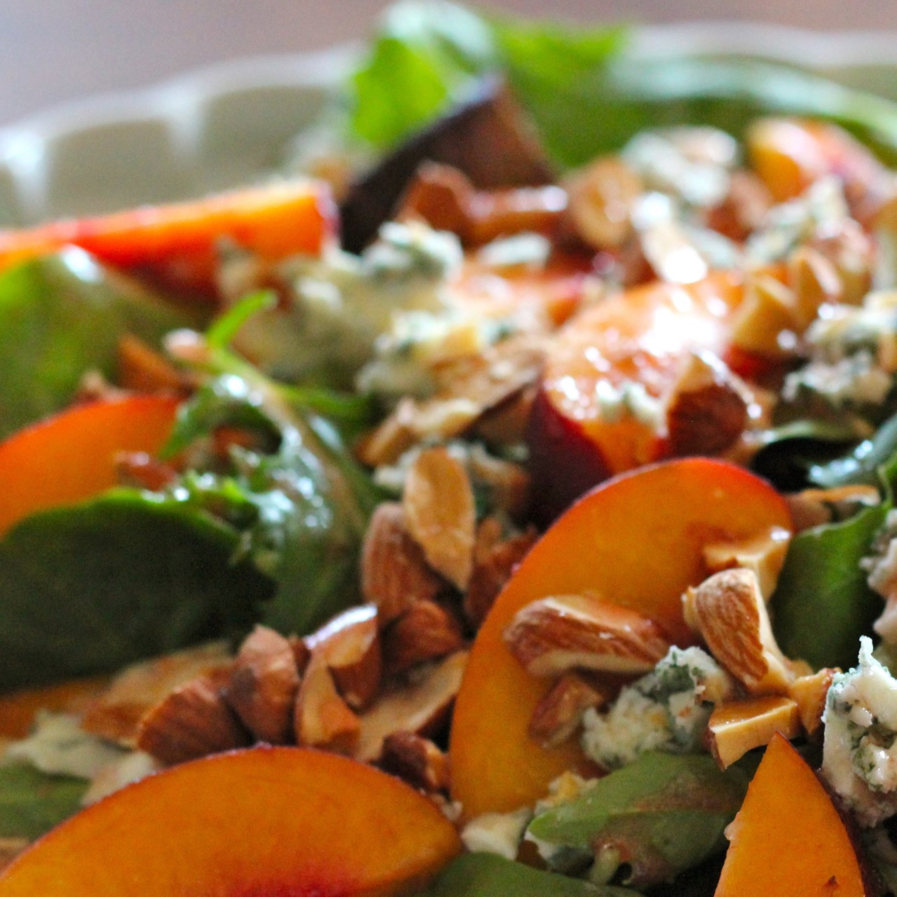 Салат с нектарином и сыром