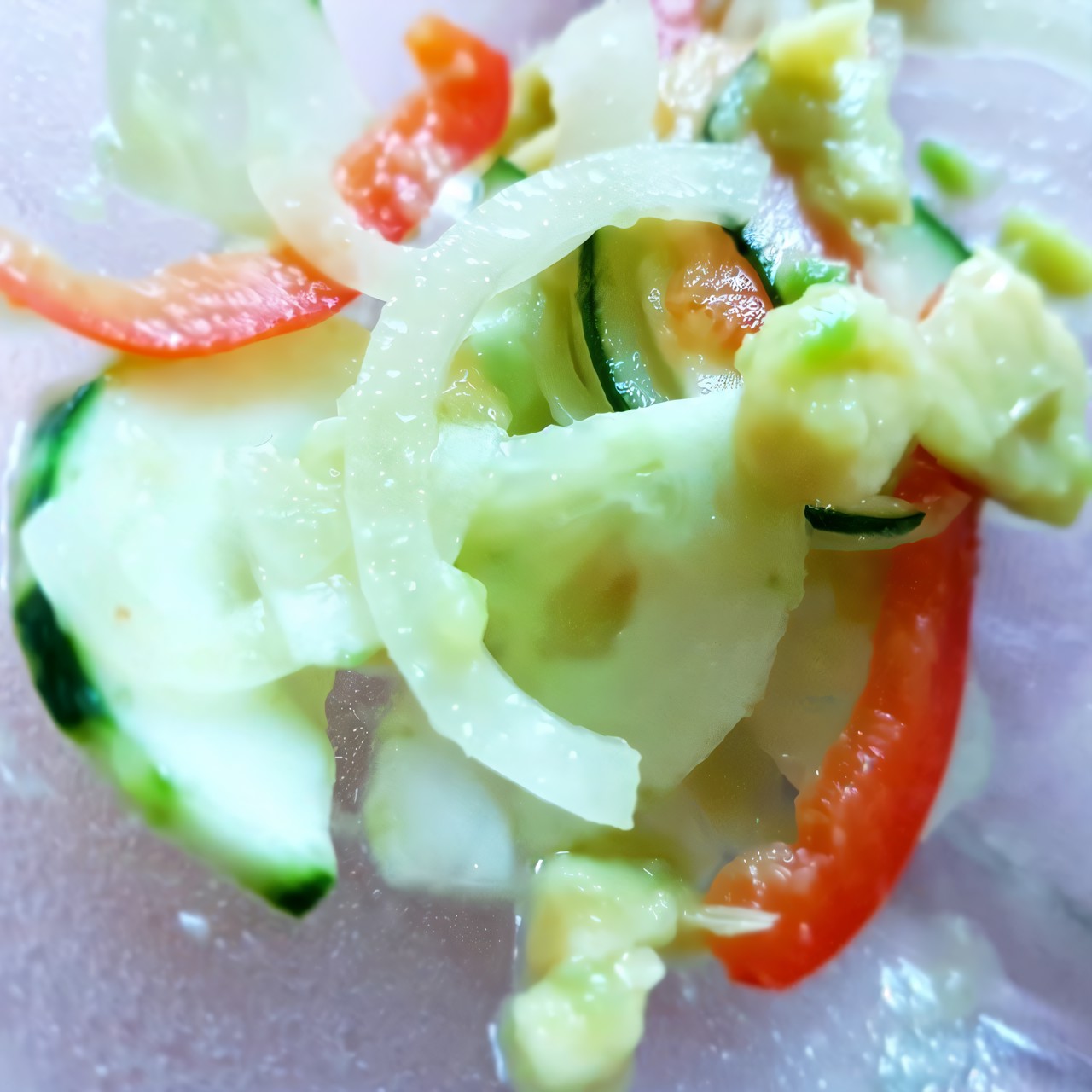 Салат с огурцами и авокадо