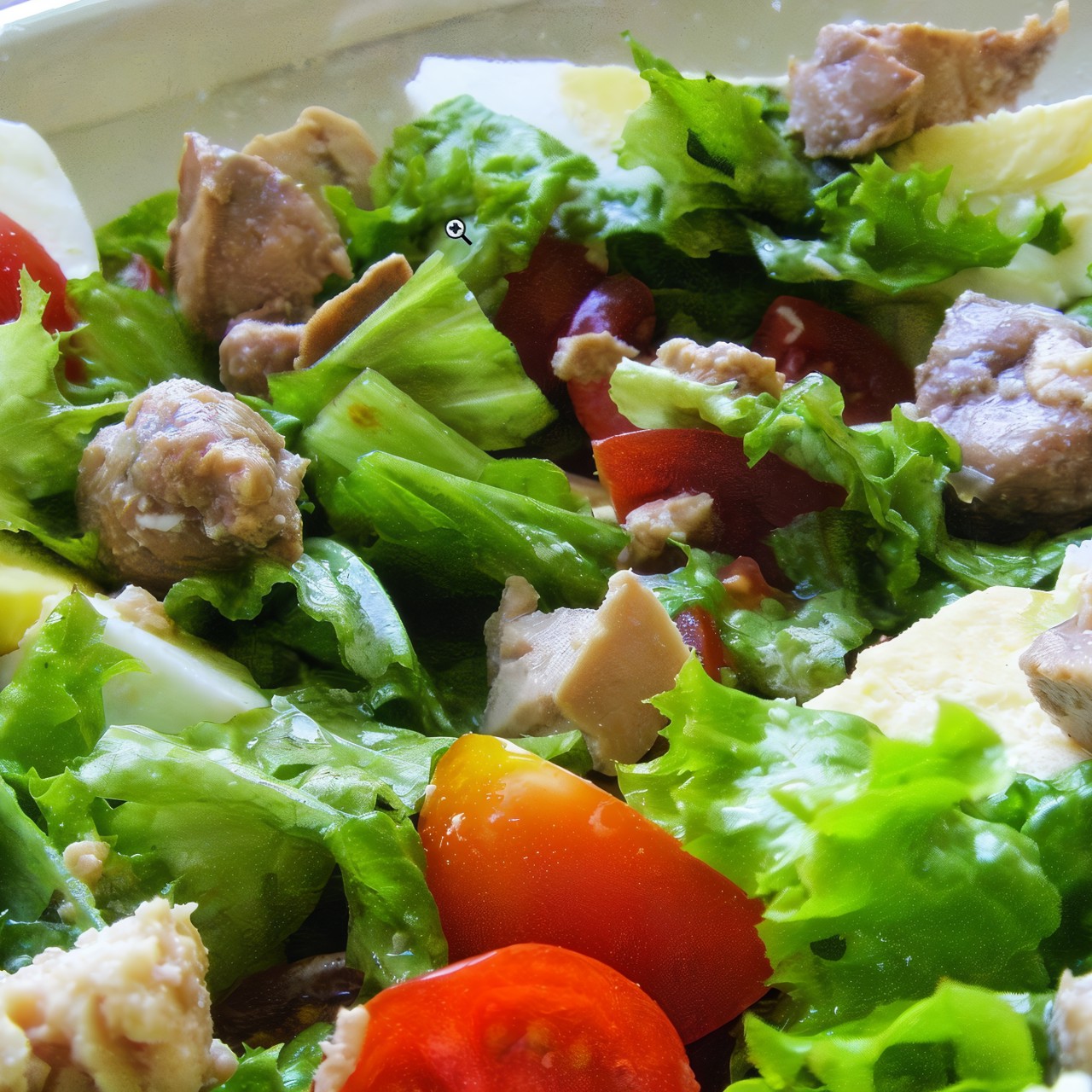 Салат с печенью трески и помидорками черри