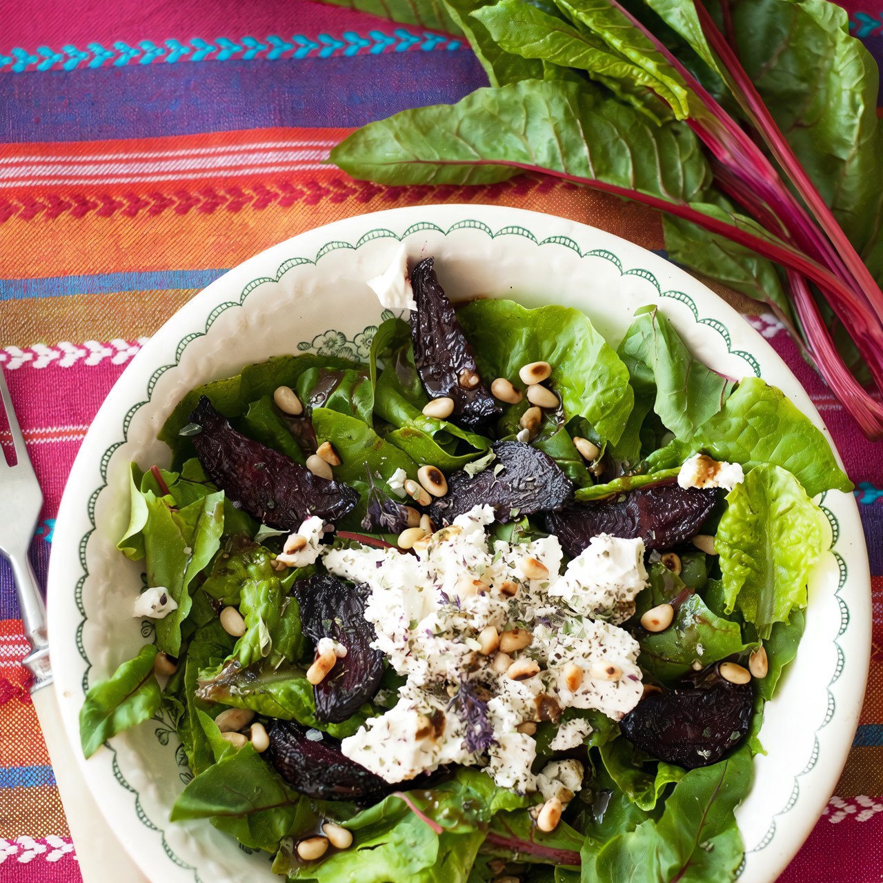 Салат с печеной свеклой, фетой и тыквенным маслом