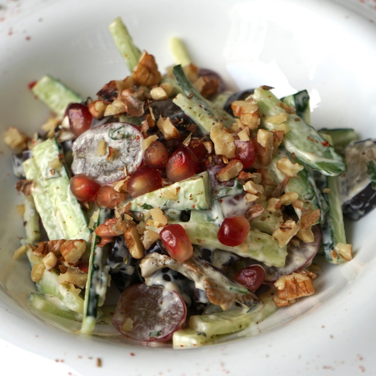 Салат с печеными баклажанами и свежими овощами