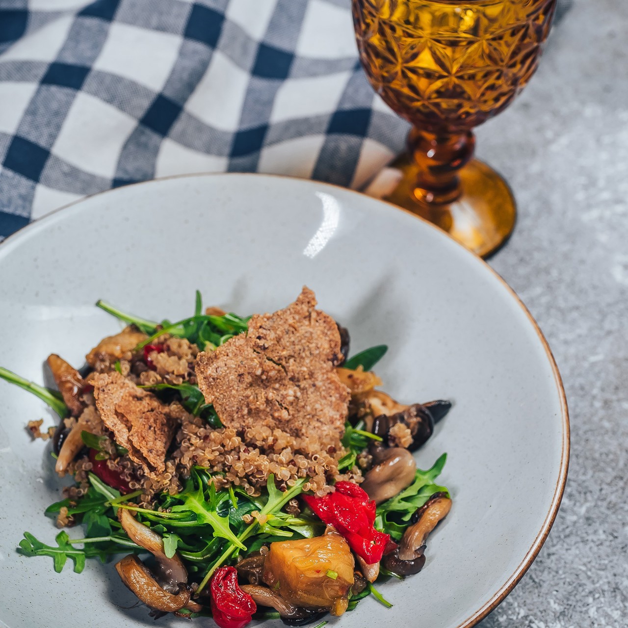 Салат с печеными баклажанами, вешенками и киноа