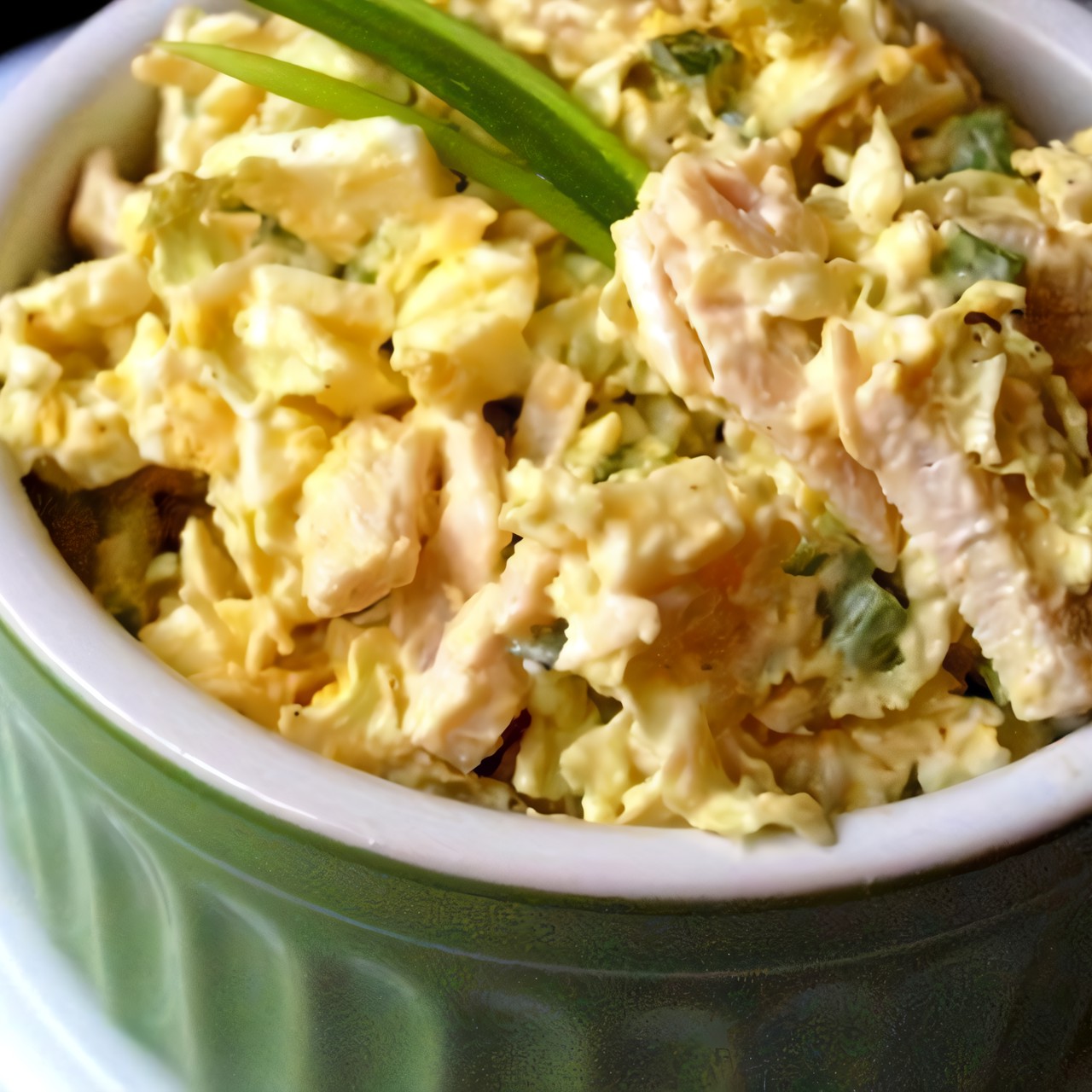 Салат с пекинской капустой, огурцами и яичными блинчиками