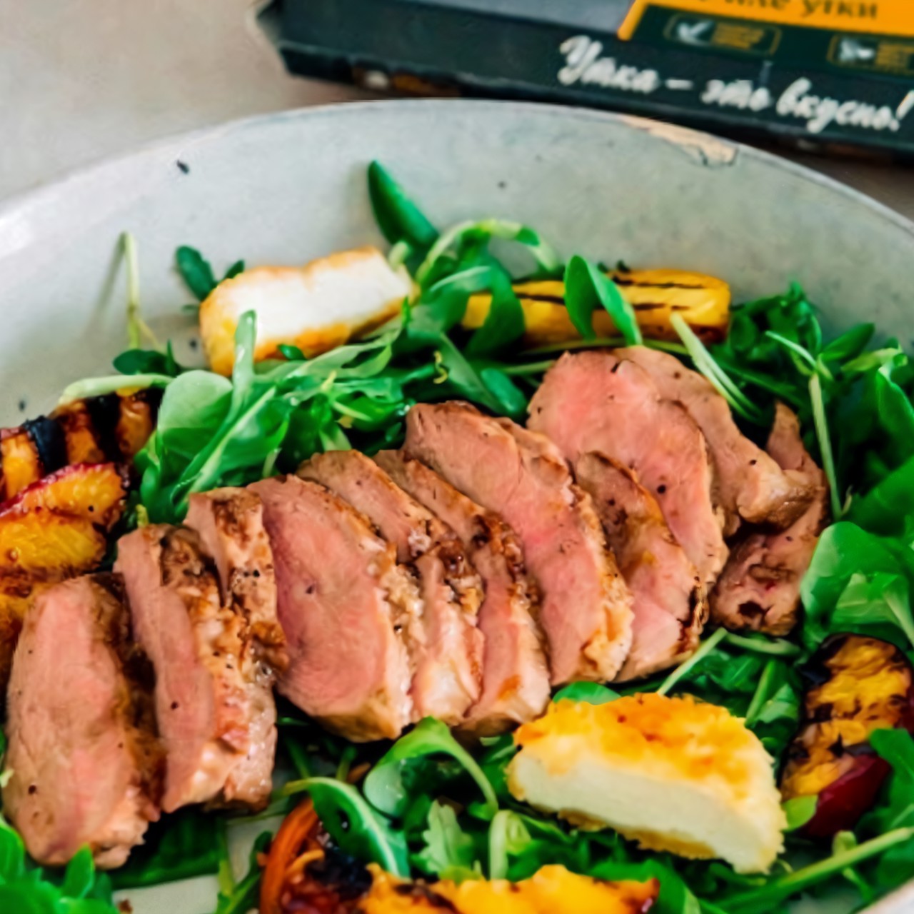 Салат с персиками и уткой