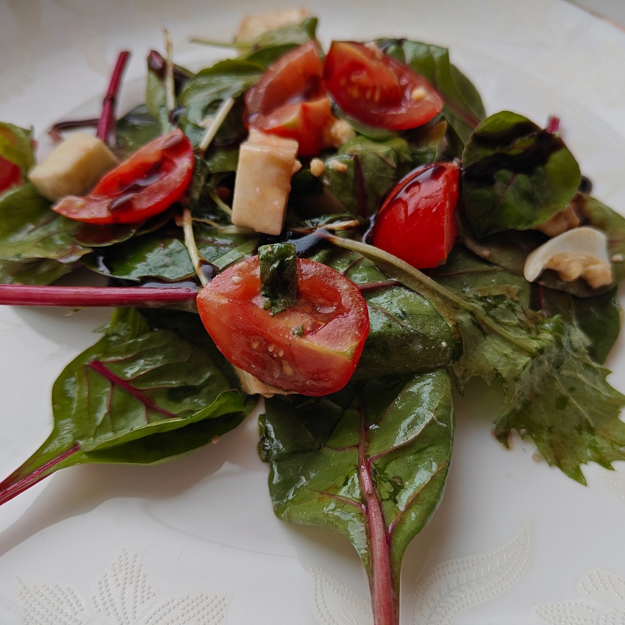 Салат с помидорами черри и моцареллой