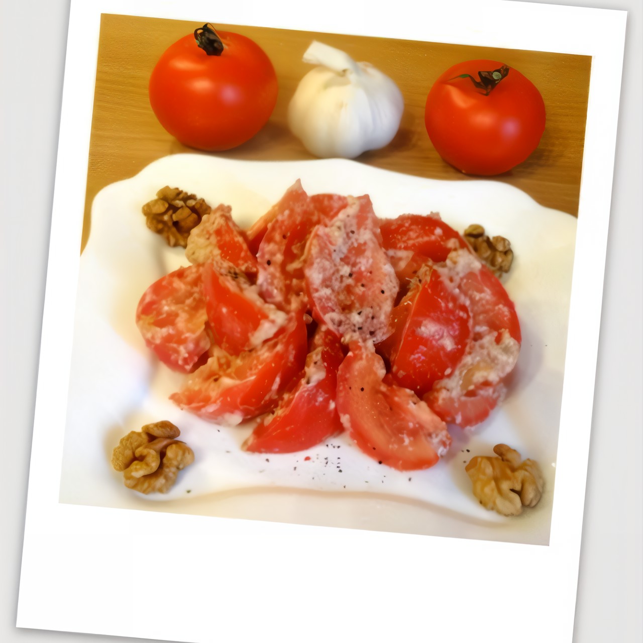 Салат с помидорами и грецкими орехами