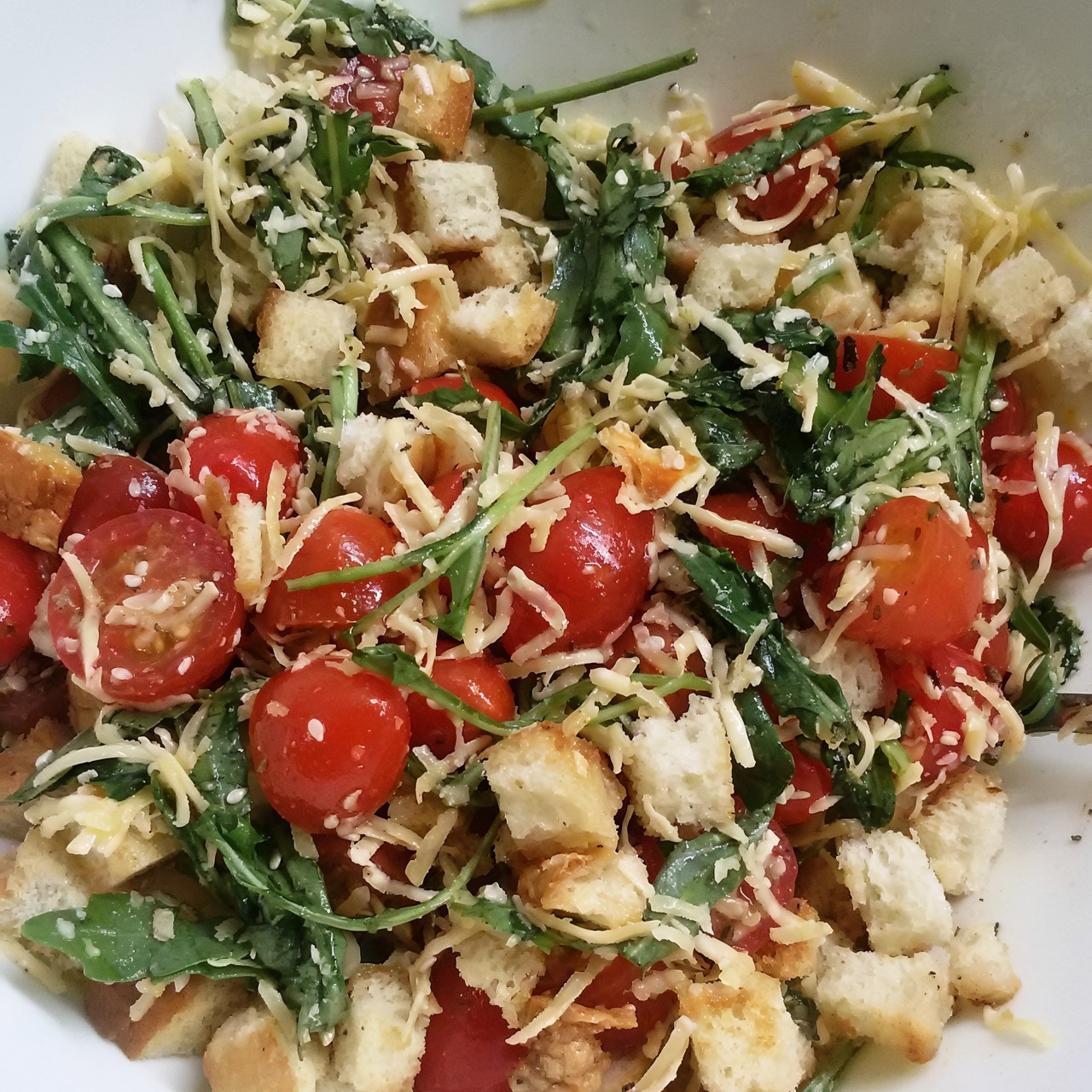 Салат с рукколой, черри, сухариками и кунжутом