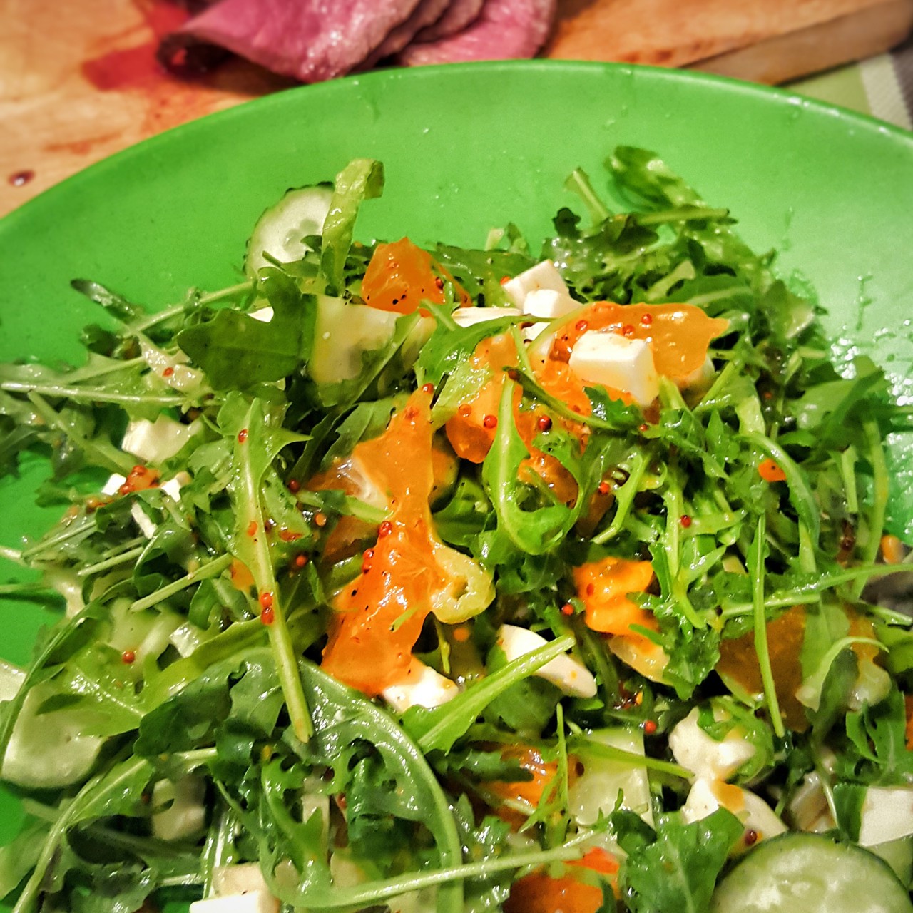 Салат с рукколой, фетой и хурмой