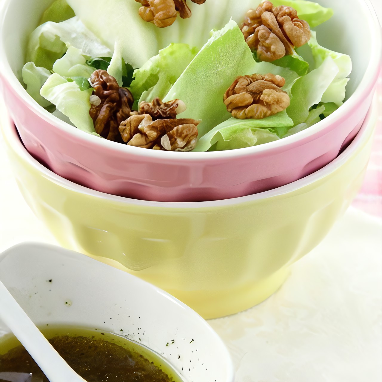 Салат с рукколой, грушей и грецкими орехами