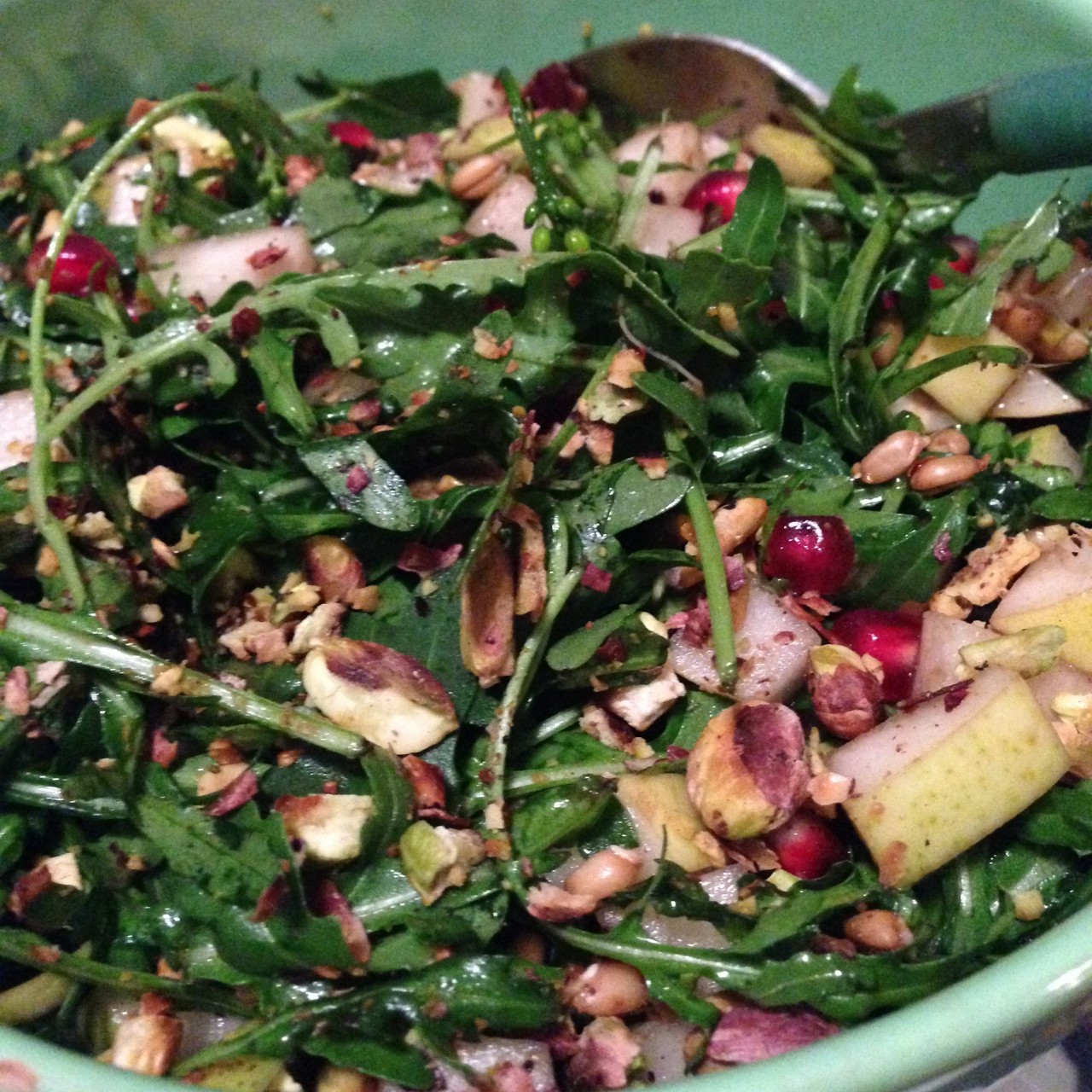 Салат с рукколой, грушей и фетой