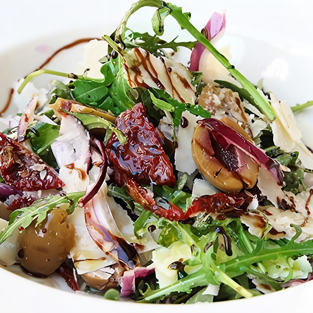 Салат с рукколой и вялеными томатами