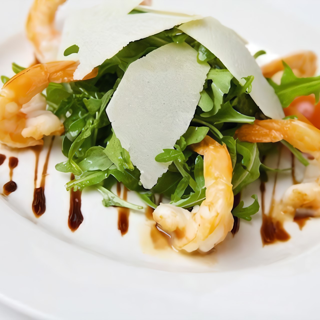 Салат с рукколой, креветками,  вяленными помидорами и кедровыми орехами